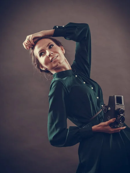 Gaya retro wanita dengan kamera lama — Stok Foto