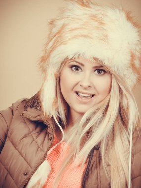 Kış sıcak tüylü şapkalı sarışın kadın