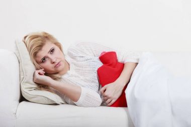 Cofa üzerinde yatan kadın duygu mide krampları