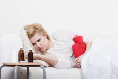 Cofa üzerinde yatan kadın duygu mide krampları