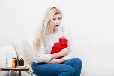 Cofa üzerinde oturan kadın duygu mide krampları