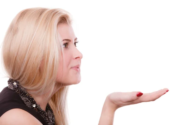 Blonde woman sending air kiss on palm hand — Stock Photo, Image