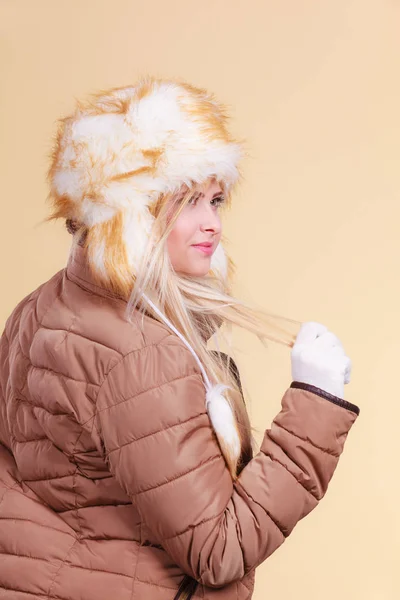 Блондинка зимой в теплой пушистой шляпе — стоковое фото