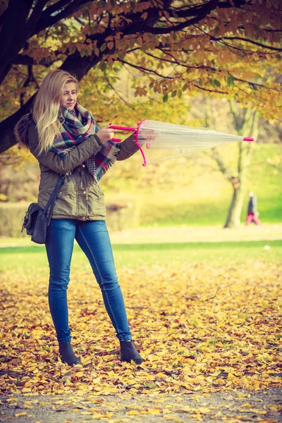 Vrouw lopend in het park met parasol — Stockfoto