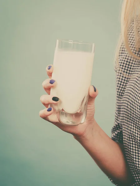Femme main tenant verre de lait — Photo