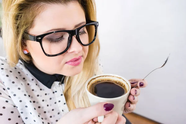 Gelukkige vrouw op kantoor warme koffie drinken — Stockfoto