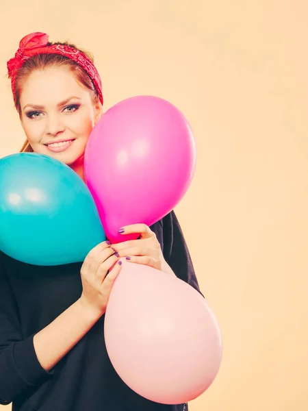 Lyckligt leende kvinna med ballonger. — Stockfoto