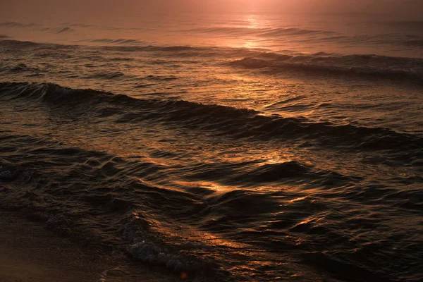 Deniz günbatımı sırasında sallayarak