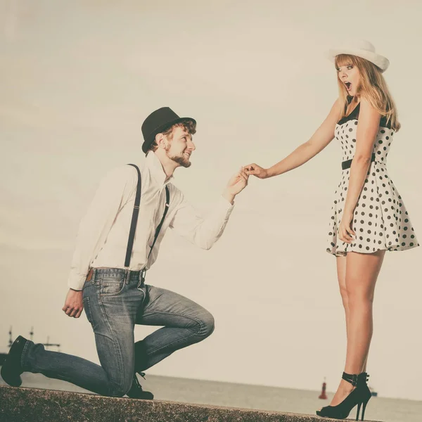 Amante casal estilo retro namoro na costa do mar — Fotografia de Stock