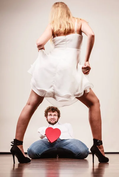 Hombre con corazón en forma de caja de regalo para mujer . — Foto de Stock