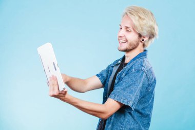 Tablet bilgisayar kullanarak trendy genç adam