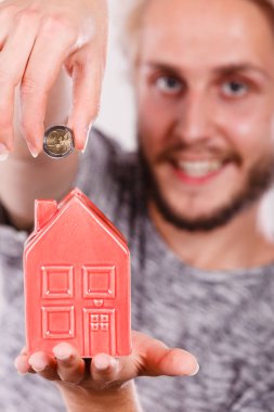 Gülümseyen adam evi servet para koyarak