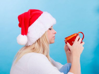 Noel Baba şapkası tatil kupa, holding kadında içme