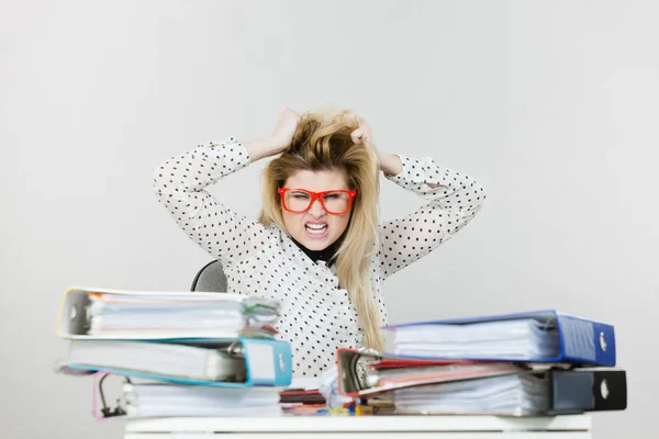 Depresso arrabbiato donna d'affari seduto alla scrivania — Foto Stock