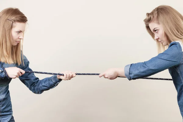 Twee vrouwen die beweren trekken touw — Stockfoto