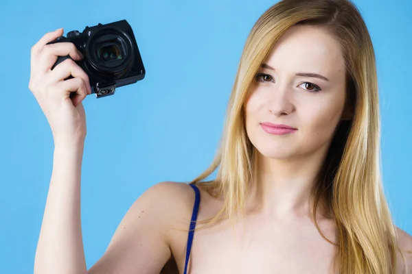 Jonge vrouw met oude ouderwetse camera — Stockfoto