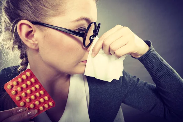 Empresária com gripe agarrada . — Fotografia de Stock