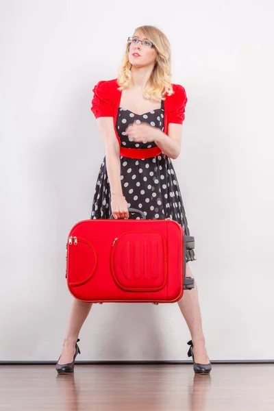 Elegante mujer de moda con maleta roja —  Fotos de Stock