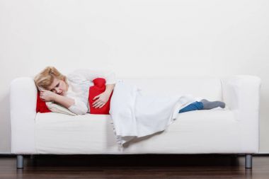 Cofa üzerinde yatan kadın duygu mide krampları