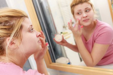 Kadın yüz kremi parmağını ile uygulama