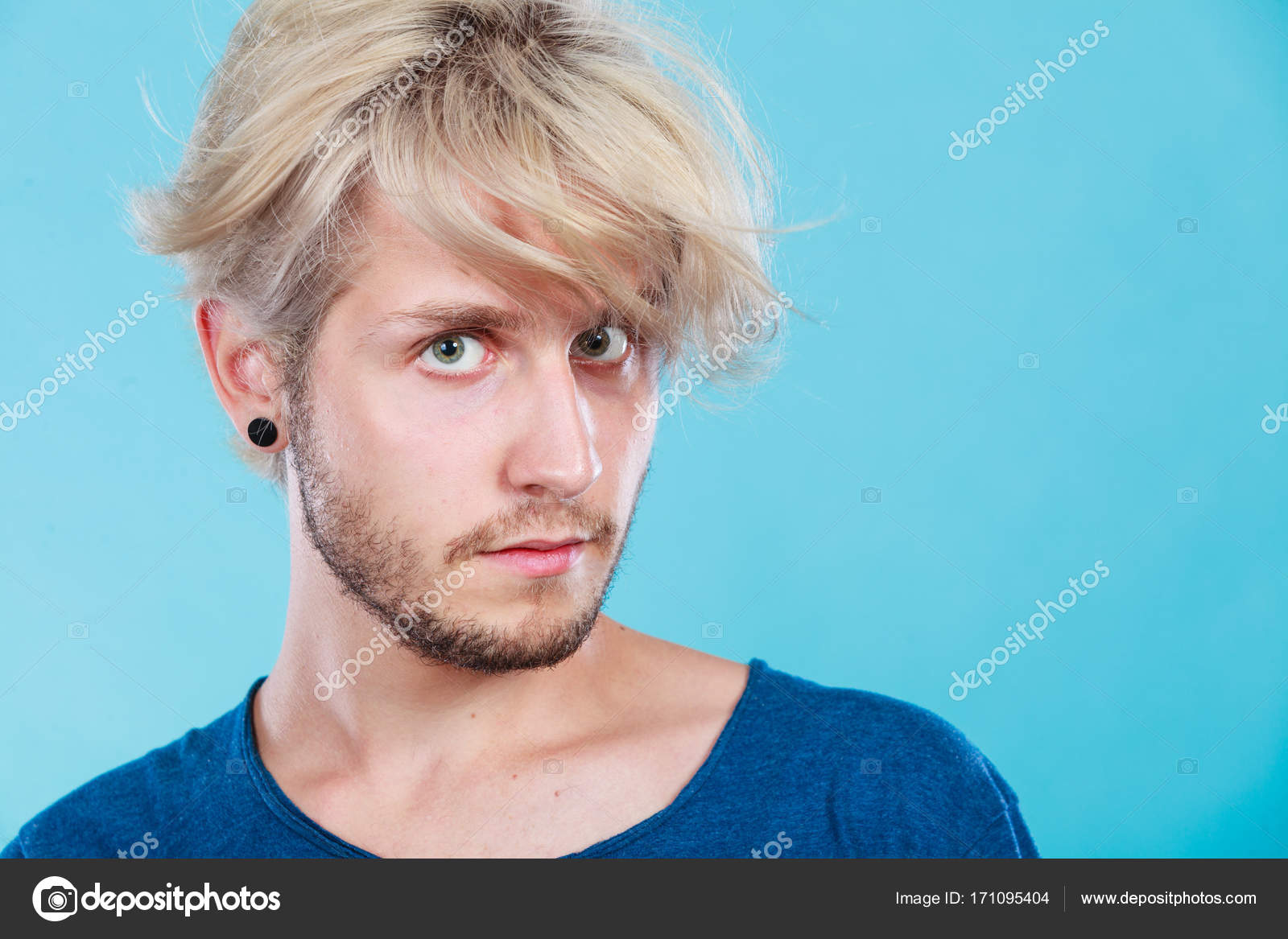 Bel homme blond avec grande coiffure \u2014 Photo