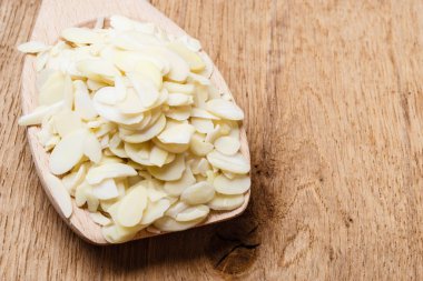 Tahta kaşık badem dilimleri