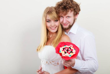 Mutlu çift şeker demet çiçekler ile. Aşk.