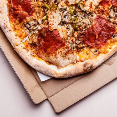 Sıcak pizza kutusu.