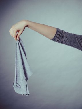 Kişi holding kokuşmuş paçavra.