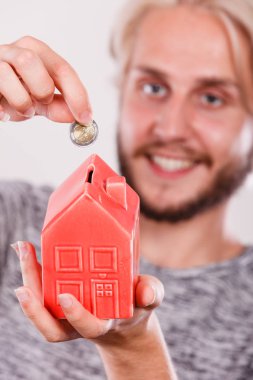 Gülümseyen adam evi servet para koyarak