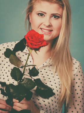 Mavi kırmızı gül çiçek tutan kadın