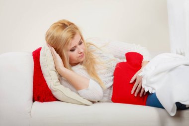Cofa üzerinde yatan kadın duygu mide krampları