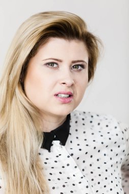 Düşünme yüz ifadesi olan kadın