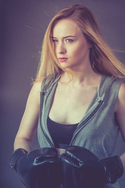 Boksör kız egzersiz ile boks eldivenleri.