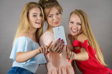 Şık kadın selfie alarak