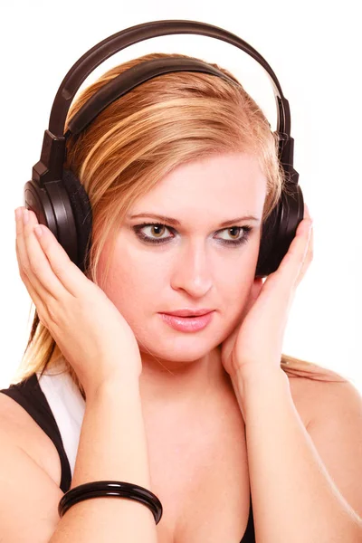 Портрет женщины, слушающей музыку в наушниках — стоковое фото