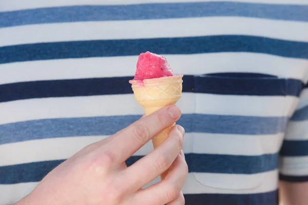 Man holding ice cream in hand — Stock Photo, Image