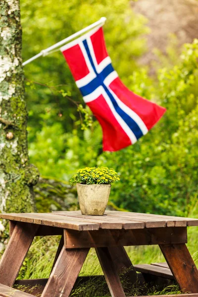 Bandera noruega y sitio de picnic verde — Foto de Stock