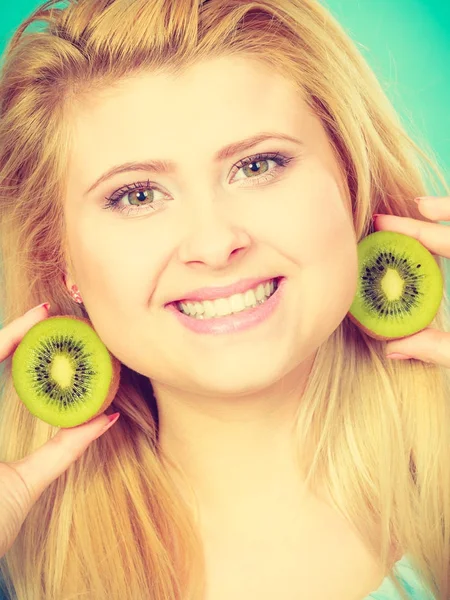 Mujer sosteniendo kiwi verde fruta —  Fotos de Stock