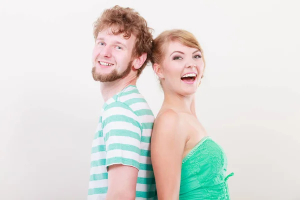 Fröhliches junges Paarporträt — Stockfoto