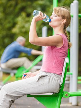 İçme suyu mola kadınla. Fitness.