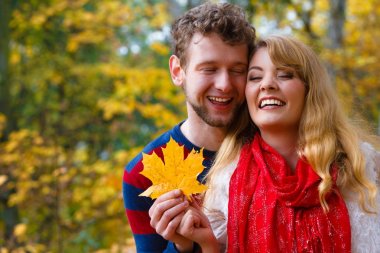 Çift yaprak sonbahar Park ile oynarken