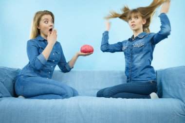 Düşünme iki kadın arkadaş