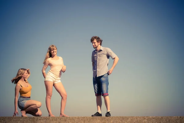 Groep vrienden jongen twee meisjes plezier buiten — Stockfoto