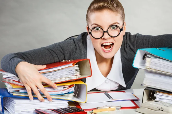 Geobsedeerde vrouwelijke bediende op het werk. — Stockfoto