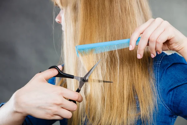 Frau schneidet glatte Haare ab. — Stockfoto