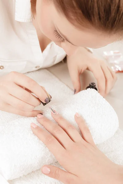 Donna in salone di bellezza ottenere manicure fatto. — Foto Stock