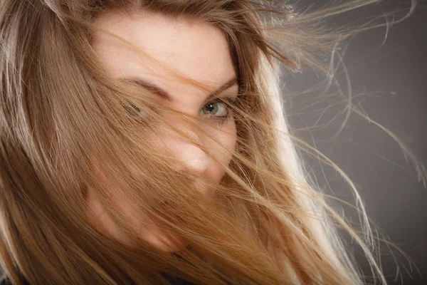 Splendida donna bionda con i capelli ondulati aperti . — Foto Stock