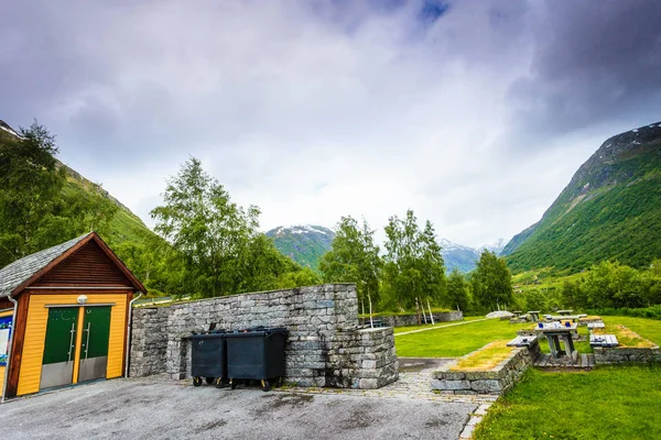 Camping con mesa de picnic en montañas noruegas — Foto de Stock
