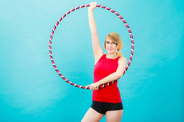 Adatto donna con hula hoop facendo esercizio — Foto Stock